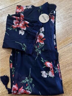 essue Navy Floral V-Neck Blouse with Lace Trim